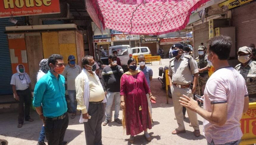 पावर हाउस मार्केट में दुकान खुलने की शिकायत, जोन आयुक्त के साथ टीम ने किया निरीक्षण… कपड़ा दुकान खुला होने और भीड़ पाए जाने पर 10000 रुपए जुर्माना