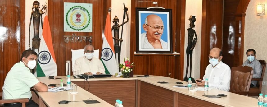 The Chief Minister reviewed the quarantine centers of various districts, the system of isolation, the Kovid test,