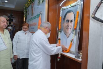 पूर्व प्रधानमंत्री को श्रद्धांजलि देते हुए ली शपथ