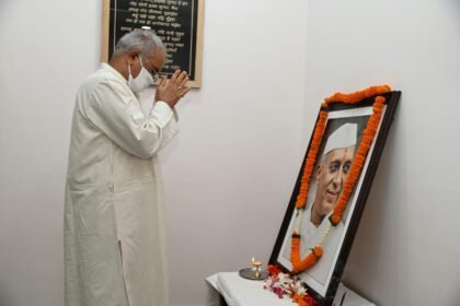 देश में प्रथम प्रधानमंत्री पंडित नेहरू की पुण्यतिथि: मुख्यमंत्री भूपेश बघेल ने उनके चित्र पर माल्यार्पण कर उन्हें किया नमन