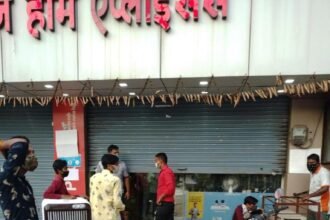 निर्धारित समय 5 बजे के बाद खुला पाया ईलेक्ट्रिानिक व डेली निड्स की दुकान, निगम की टीम ने लगाया जुर्माना