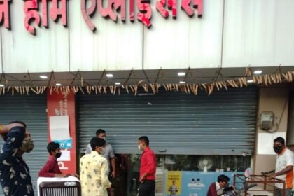 निर्धारित समय 5 बजे के बाद खुला पाया ईलेक्ट्रिानिक व डेली निड्स की दुकान, निगम की टीम ने लगाया जुर्माना