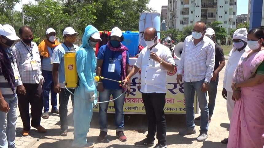 नगर निगम रिसाली क्षेत्र में बाबूधाम ट्रस्ट ने शुरू किया सेनेटाइजर रथ… शहर से लेकर गांव तक के घरों को करेंगे सेनेटाइज… प्रदेश कांग्रेस महामंत्री जितेन्द्र साहू ने किया शुभारंभ