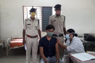 एपीएल-बीपीएल श्रेणी के हितग्राहियों का भी टीकाकरण शुरू… 18 से 45 वर्ष के लोगों के कोरोना वैक्सिनेशन केंद्र का कलेक्टर डॉ. सर्वेश्वर नरेंद्र भुरे ने किया निरीक्षण