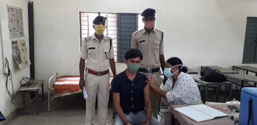 एपीएल-बीपीएल श्रेणी के हितग्राहियों का भी टीकाकरण शुरू… 18 से 45 वर्ष के लोगों के कोरोना वैक्सिनेशन केंद्र का कलेक्टर डॉ. सर्वेश्वर नरेंद्र भुरे ने किया निरीक्षण