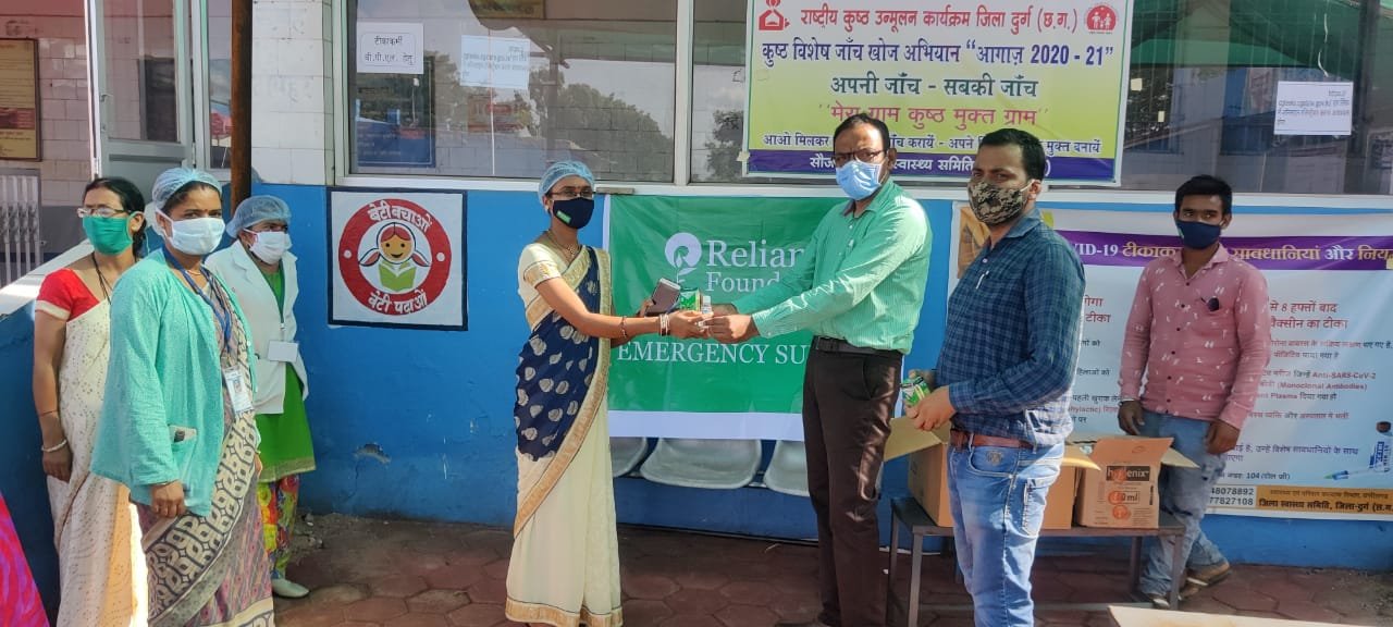 रिलायंस फाउंडेशन की पहल: पहले मास्क अब सेनिटाइजर और ग्लूकोज का वितरण