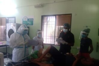 कोविड मरीजों का उपचार करते स्वयं पॉजिटिव हुए चिकित्सकीय स्टाफ स्वस्थ होकर फिर उपचार में डटे…. डेडिकेटेड कोविड अस्पताल में डॉक्टर, नर्स ने दिया सेवा का अनुपम उदाहरण