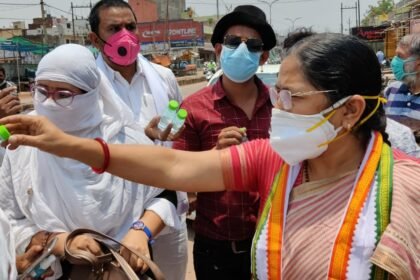भिलाई कांग्रेस की अध्यक्ष तुलसी साहू के नेतृत्व में ब्लॉक अध्यक्षों ने अलग अलग क्षेत्रों में जरुरतमंदों को बांटी सब्जियां व दवाओं की किट