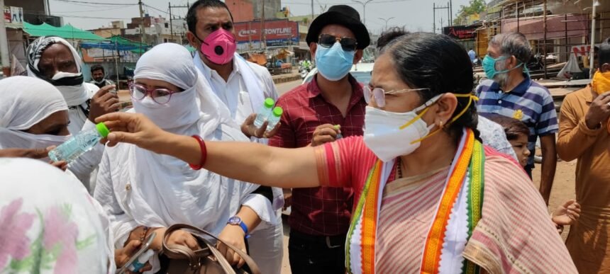 भिलाई कांग्रेस की अध्यक्ष तुलसी साहू के नेतृत्व में ब्लॉक अध्यक्षों ने अलग अलग क्षेत्रों में जरुरतमंदों को बांटी सब्जियां व दवाओं की किट