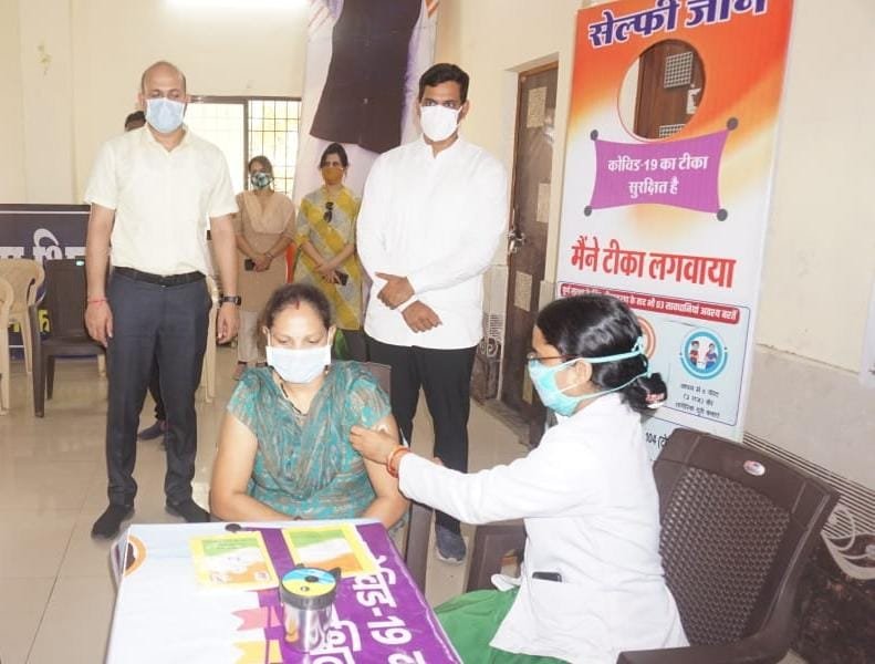 Vaccine reached Raipur Airport at 11.30 am and Kovid vaccine was given to the first Antyodaya beneficiary by 1.30 pm