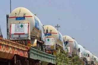 चक्रवाती तूफान के बीच गुजरात से 2 ऑक्सीजन एक्सप्रेस रवाना…. तेज हवाओं को मात देते हुए देश को 150 मीट्रिक टन ऑक्सीजन पहुंचाने का लक्ष्य