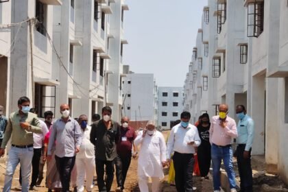 सरस्वती नगर में बने रहे निर्माणाधीन आवासों का निरीक्षण करने पहुंचे विधायक वोरा, कहा- शहर के 638 जरूरतमंदों को मिलेगा अपना मकान… कम राशि मे मिलेगा सर्वसुविधायुक्त आवास