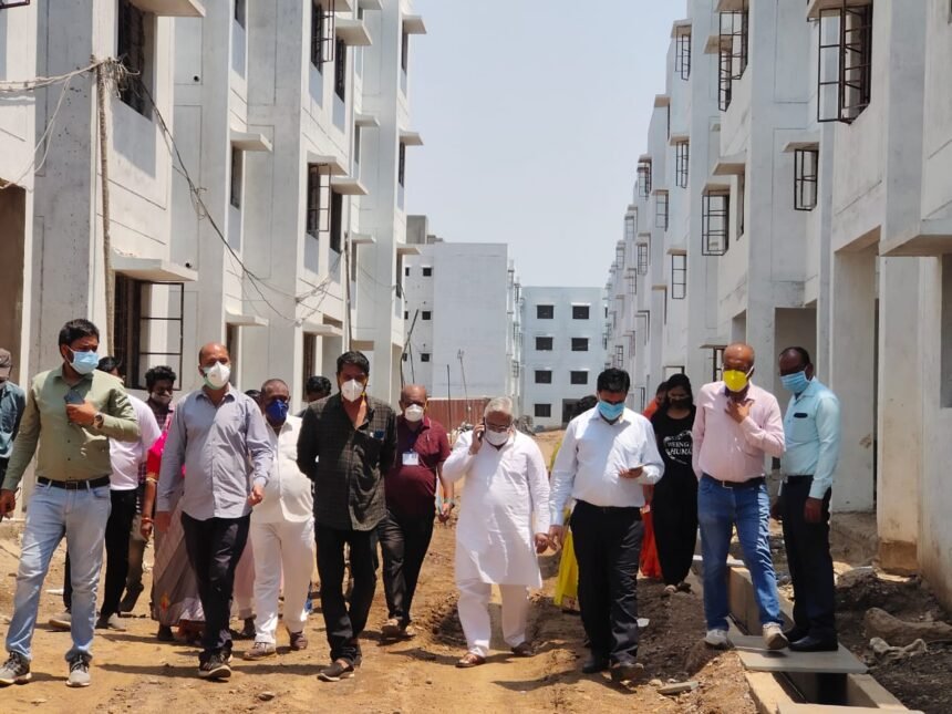 सरस्वती नगर में बने रहे निर्माणाधीन आवासों का निरीक्षण करने पहुंचे विधायक वोरा, कहा- शहर के 638 जरूरतमंदों को मिलेगा अपना मकान… कम राशि मे मिलेगा सर्वसुविधायुक्त आवास