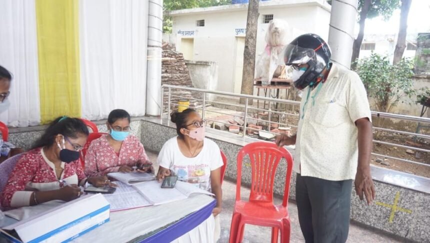 टीकाकरण में राष्ट्रीय शहरी आजीविका मिशन की महिलाएं निभा रही हैं महती भूमिका, रजिस्ट्रेशन से लेकर वेरीफिकेशन तक का कर रही है काम