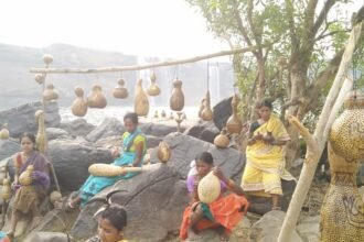 रावघाट में संचालित मोबाईल डिस्पेंसरी से सैकड़ों हो रहे लाभान्वित… 22 गांवों में पहुंचा रहे चिकित्सा सुविधा https://shreekanchanpath.com/archives/64245