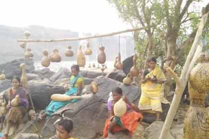 रावघाट में संचालित मोबाईल डिस्पेंसरी से सैकड़ों हो रहे लाभान्वित… 22 गांवों में पहुंचा रहे चिकित्सा सुविधा https://shreekanchanpath.com/archives/64245