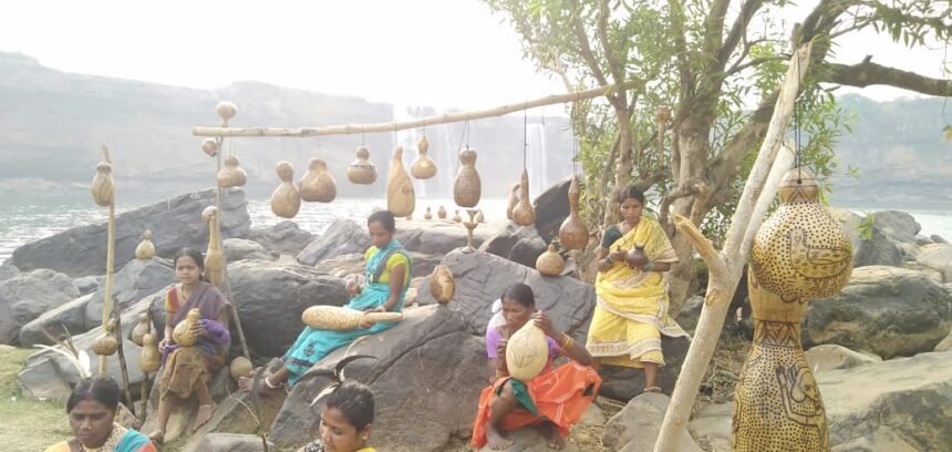 रावघाट में संचालित मोबाईल डिस्पेंसरी से सैकड़ों हो रहे लाभान्वित… 22 गांवों में पहुंचा रहे चिकित्सा सुविधा https://shreekanchanpath.com/archives/64245