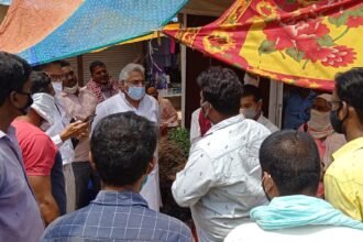 इंदिरा मार्केट सब्जी बाजार में यूनिशेड का निर्माण कछुआचाल से : विधायक वोरा ने अफसरों को काम में तेजी लाने दिए कड़े निर्देश