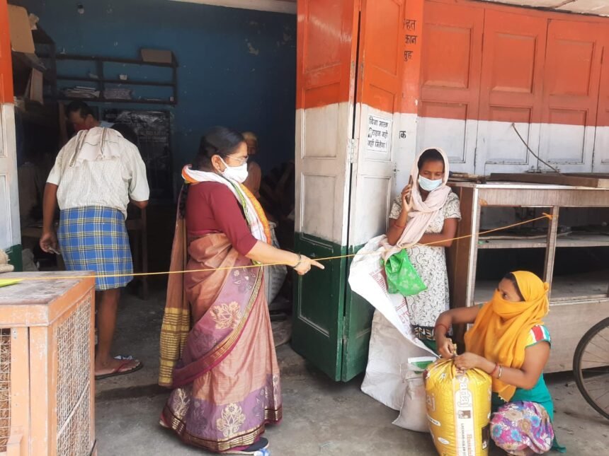 जिला कांग्रेस कमेटी भिलाई की अध्यक्ष तुलसी साहू ने लिया सरकारी उचित मूल्य की दुकानों का जायजा… लापरवाही न करने के दिए निर्देश