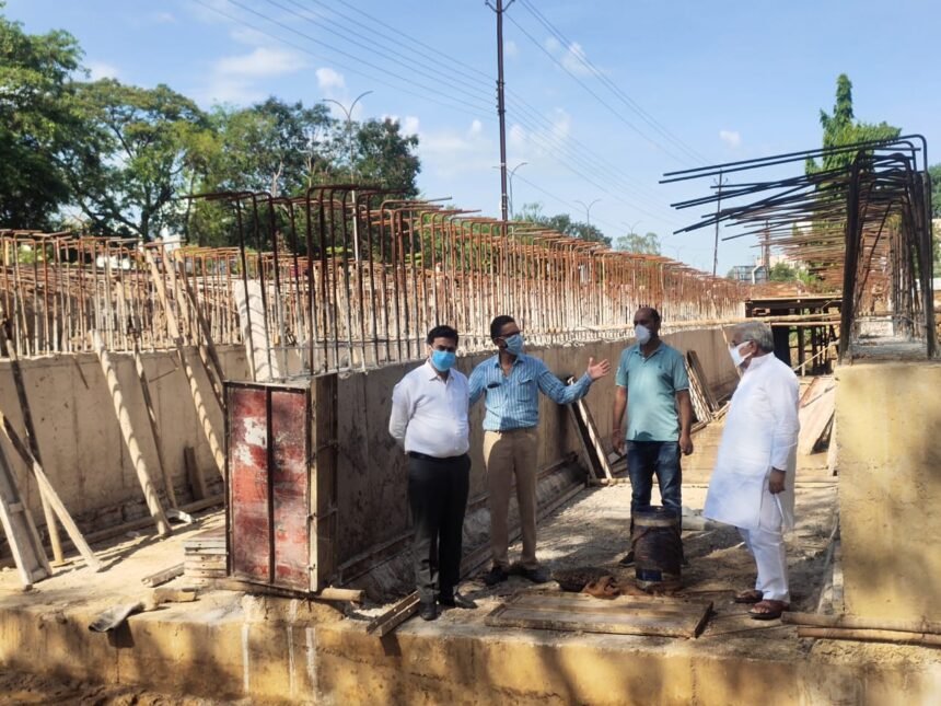 शंकर नाला के ढ़लाई कार्य का निरीक्षण करने पहुंचे विधायक वोरा, कहा- मुख्य सड़क सौंदर्यीकरण मालवीय नगर चौक तक पहुंचा…. जनता को जल्द मिलेगी धूल मुक्त सड़क की सौगात