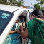 मातृ दिवस के दिन विधायक वोरा ने मां को लगवाई वैक्सीन, कहा टीकों की कमी होगी दूर, जागरूकता दिखाएं आमजन