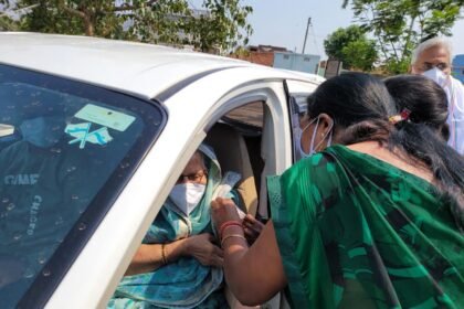 मातृ दिवस के दिन विधायक वोरा ने मां को लगवाई वैक्सीन, कहा टीकों की कमी होगी दूर, जागरूकता दिखाएं आमजन