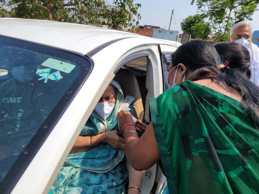 मातृ दिवस के दिन विधायक वोरा ने मां को लगवाई वैक्सीन, कहा टीकों की कमी होगी दूर, जागरूकता दिखाएं आमजन