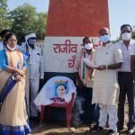 पूर्व प्रधानमंत्री राजीव गांधी की पुण्यतिथि पर डीपीएस चौक रिसाली में श्रद्धांजलि सभा: शपथ लेकर जरूरतमंदों को बांटे पानी बोतल, जूस, सेनेटाइजर व मास्क