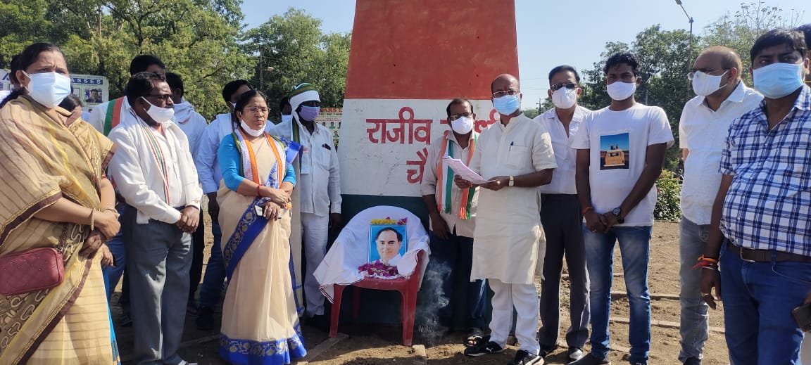 पूर्व प्रधानमंत्री राजीव गांधी की पुण्यतिथि पर डीपीएस चौक रिसाली में श्रद्धांजलि सभा: शपथ लेकर जरूरतमंदों को बांटे पानी बोतल, जूस, सेनेटाइजर व मास्क