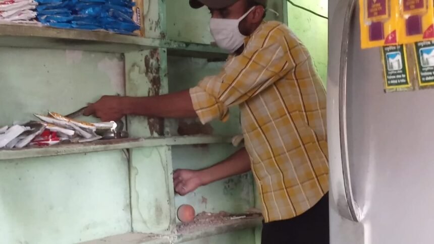 लॉकडाउन में बंद किराना दुकानों में बढ़ी चूहों की संख्या… रेट स्नेक ने किराना दुकान को ही बना लिया अपना आशियाना… नोवा नेचर ने किया रेस्क्यू
