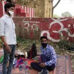 अजब गजब: तबीयत बिगड़ी तो ऑक्सीजन के लिए पीपल के पेड़ के नीचे जाकर लेट गए मरीज