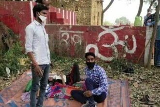 अजब गजब: तबीयत बिगड़ी तो ऑक्सीजन के लिए पीपल के पेड़ के नीचे जाकर लेट गए मरीज