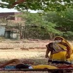 अस्पताल में जगह नहीं मिली तो पीपल के पेड़ के नीचे सुलाया कोरोना मरीज, दावा- सुधर गया ऑक्सीजन लेवल