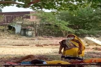 अस्पताल में जगह नहीं मिली तो पीपल के पेड़ के नीचे सुलाया कोरोना मरीज, दावा- सुधर गया ऑक्सीजन लेवल