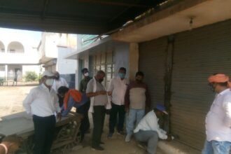 Even after explaining, he was giving the goods by opening the shop…. Corporation sealed shop… .. Mobile team is taking strict action against those who violate the rules