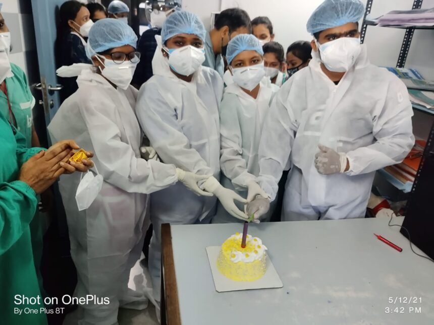 अंतरराष्ट्रीय नर्सिंग दिवस: बीएम शाह हॉस्पिटल में केक काटकर किया सेलिब्रेशन… नर्सेस का काम सेल्यूट के काबिल