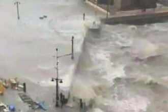 गेटवे ऑफ इंडिया से कैसे लहरो ने टकरा कर मचाया हाहाकार, देखें वायरल वीडियो