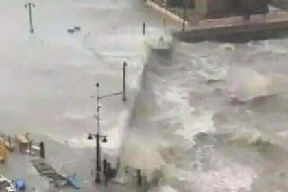 गेटवे ऑफ इंडिया से कैसे लहरो ने टकरा कर मचाया हाहाकार, देखें वायरल वीडियो