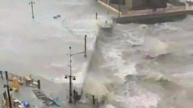 गेटवे ऑफ इंडिया से कैसे लहरो ने टकरा कर मचाया हाहाकार, देखें वायरल वीडियो