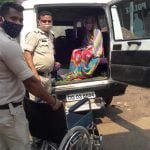 लॉक डाउन की जिम्मेदारी भी निभाई और जरूरतमंद बुजुर्गों को टीकाकरण केंद्र तक पहुंचाया भी