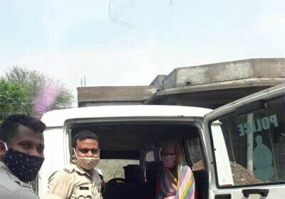 लॉक डाउन की जिम्मेदारी भी निभाई और जरूरतमंद बुजुर्गों को टीकाकरण केंद्र तक पहुंचाया भी