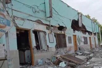 110 किलोमीटर प्रति घंटे की रफ्तार से गुजरी पुष्पक एक्सप्रेस ट्रेन, भरभराकर गिर पड़ा स्टेशन