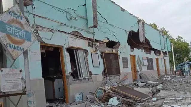 110 किलोमीटर प्रति घंटे की रफ्तार से गुजरी पुष्पक एक्सप्रेस ट्रेन, भरभराकर गिर पड़ा स्टेशन