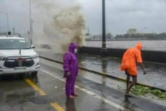 मुंबई में चक्रवाती तूफान ताउते ने मचाई भारी तबाही, 114 किमी की रफ्तार से आंधी, भारी बारिश, लोकल ट्रेन सेवाओं पर भी असर