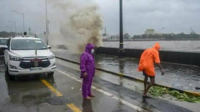 मुंबई में चक्रवाती तूफान ताउते ने मचाई भारी तबाही, 114 किमी की रफ्तार से आंधी, भारी बारिश, लोकल ट्रेन सेवाओं पर भी असर