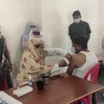 मुख्यमंत्री ने टीकाकरण अभियान में अतिगरीब को दी प्राथमिकता, रूआबांधा केन्द्र में फुटकर सब्जी व्यापारी ने लगाया पहला टीका