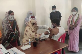 मुख्यमंत्री ने टीकाकरण अभियान में अतिगरीब को दी प्राथमिकता, रूआबांधा केन्द्र में फुटकर सब्जी व्यापारी ने लगाया पहला टीका