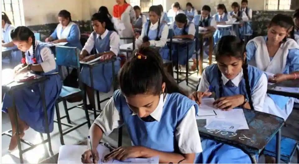 सीएम का निर्देश- दो बहनें साथ पढ़ रही हों तो एक की फीस माफ करें प्राइवेट स्कूल