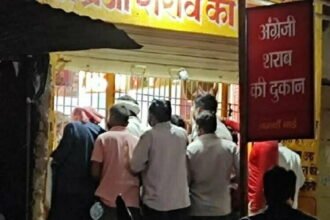 खुलीं शराब की दुकानें, लॉकडाउन तोड़ उमड़ पड़ी लोगों की भीड़