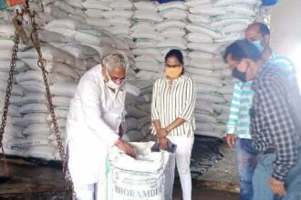 Chhattisgarh State Warehousing Corporation President Arun Vora did a smoky visit to the warehouses